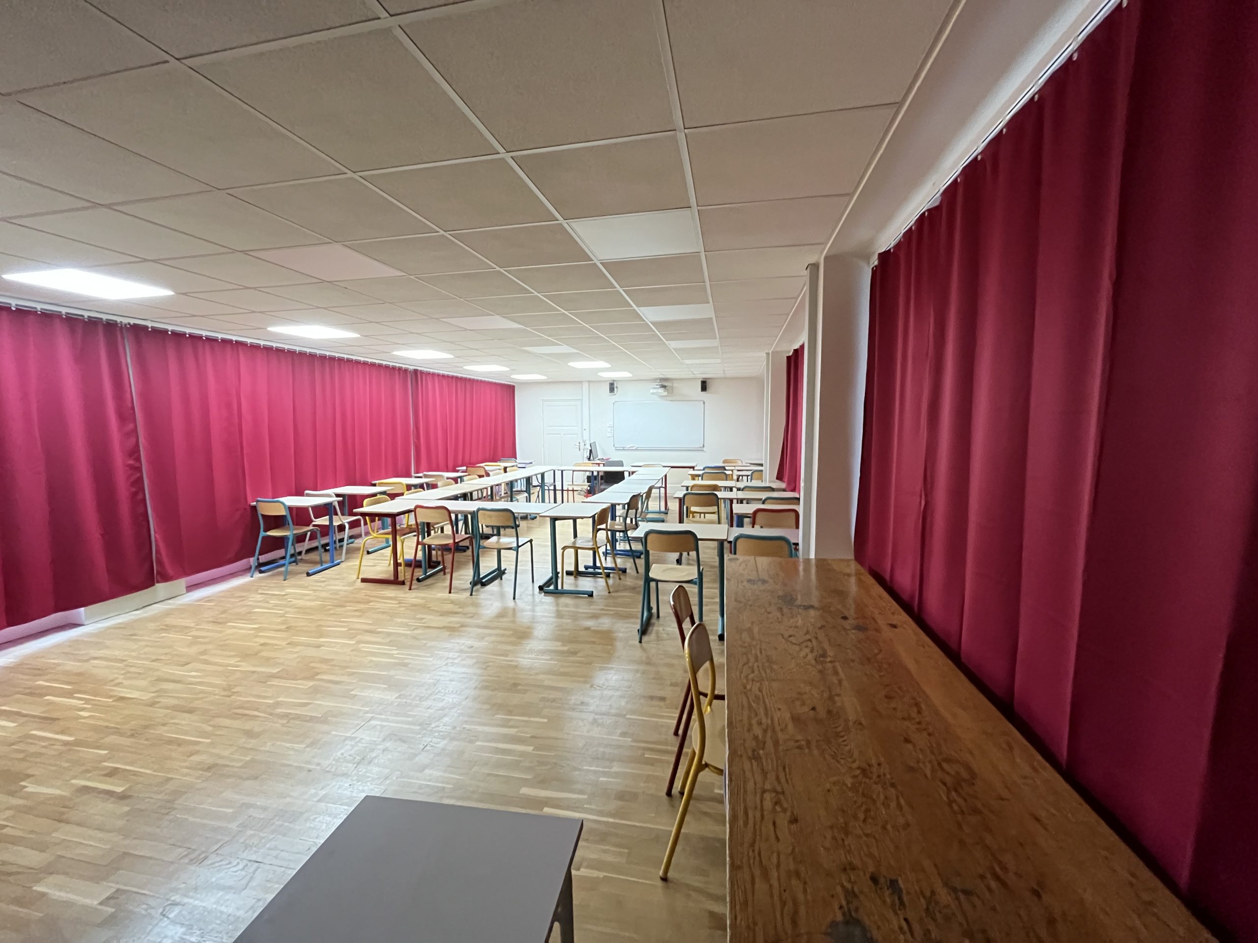 Rideaux occultants classés M1 bordeaux dans une salle de classe — pose professionnelle Bornot Paris
